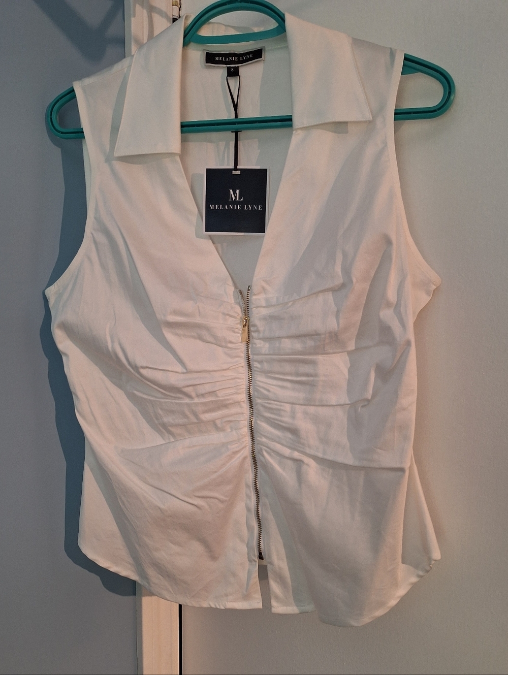 Melanie Lyne White Sleeveless Rutched Zip Blouse Size 8 NWT Retail: 108.00$